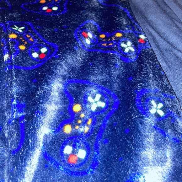 2 sets of pajamas - Picture 4 of 7